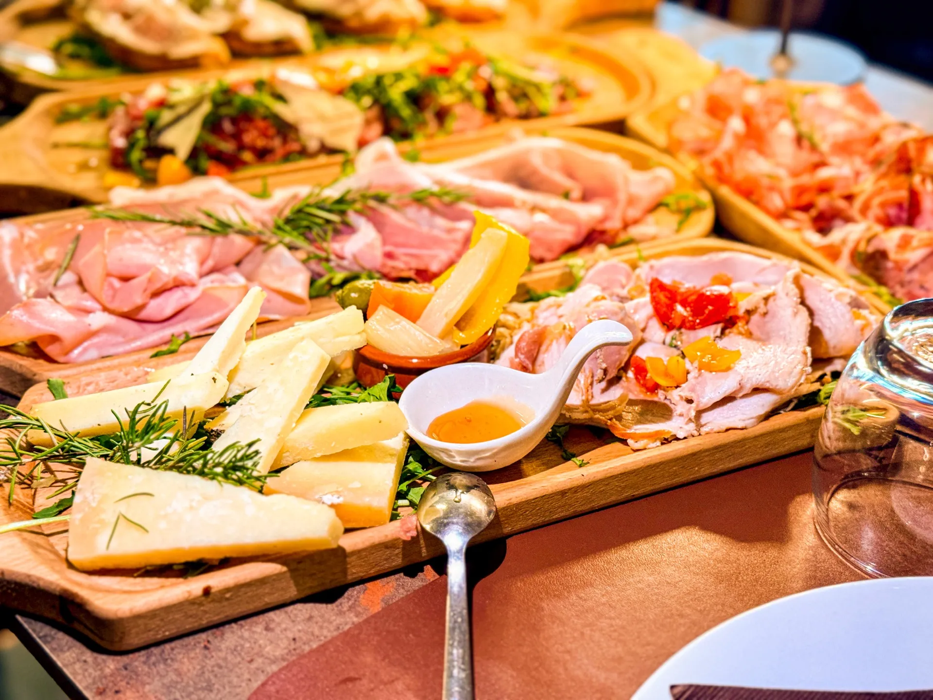 Gran Tagliere toscano con Prosciutto DOP, Salame Etrusco, Capocollo, Mortadella al pistacchio, Lardo di Colonnata e Pecorino delle Crete Senesi — All You Can Steak Sesto Fiorentino